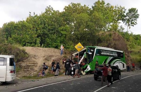 laka bus Sebuah bus wisata mengalami kecelakaan di Bukit Bego, Imogiri Bantul, Minggu (6/2/2022). (Foto: istimewa)