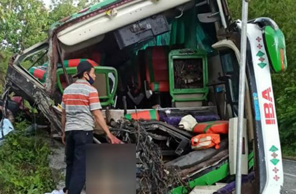 Kondisi bus yang mengalami kecelakaan di Bukit Bego Imogiri, Bantul rusak berat. (foto: istimewa)