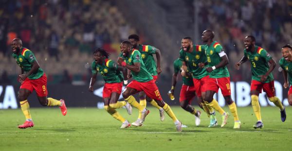 Pemain Timnas Kamerun Mengalahkan Burkina Faso lewat adu penalti, pemain Timnas Kamerun merayakan perebutan tempat ketiga Piala Afrika 2021 dalam laga yang berlangsung di Stadion Ahmadou Ahidjo, Minggu (6/2/2022). (Foto: REUTERS)