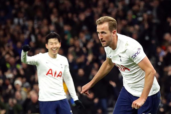 Striker Tottenham, Harry Kane merayakan gol ketiga timnya ke gawang Brighton & Hove Albion bersama Son Heung-min dalam laga Piala FA 2021/2022 di Stadion Tottenham Hotspur, London, Minggu (6/2/2022). (Foto: REUTERS/David Klein)