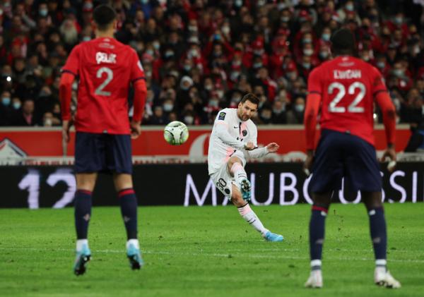 Bintang PSG, Lionel Messi Bintang PSG, Lionel Messi melepaskan tembakan saat melawan Lille dalam laga Liga Prancis 2021/2022 di Stadion Pierre-Mauroy, Senin (7/2/2022). (Foto: REUTERS/Pascal Rossignol)