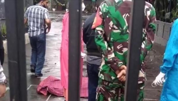 Guru sd bandung tewas ditusuk Jenazah korban tergeletak di halaman sekolah. (Foto: iNews/Ervan David)
