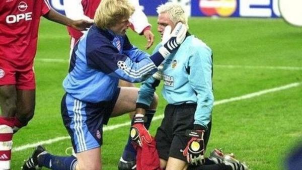 Kiper Bayern Munchen, Oliver Kahn Kiper Bayern Munchen, Oliver Kahn menghibur kiper Valencia, Santiago Canizares di final Liga Champions 2001. (Foto: Twitter/@yasithvgd)