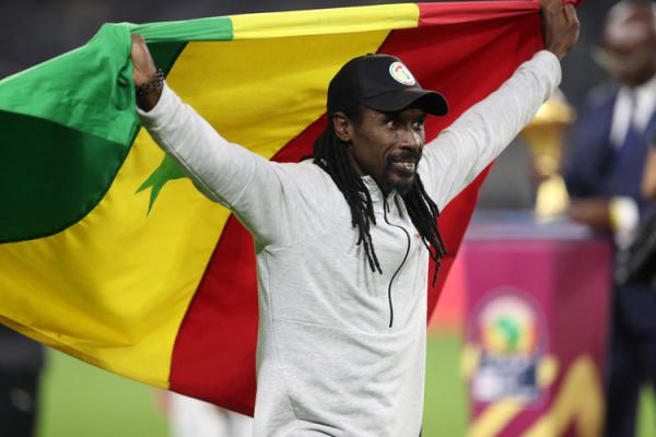 Pelatih Timnas Senegal, Aliou Cisse Pelatih Timnas Senegal, Aliou Cisse merayakan kesuksesan timnya menjuarai Piala Afrika 2021. (Foto: REUTERS/Mohamed Abd El Ghany)