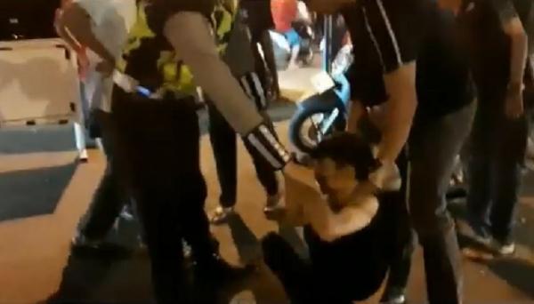 Pemuda Singkawang2 Pemuda di Singkawang dikeroyok warga. (Foto: iNews/Uun Yuniar).