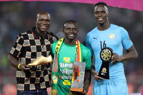 Striker Senegal, Sadio Mane (tengah) menerima penghargaan pemain terbaik Piala Afrika 2021. Dia bersanding dengan pemain Kamerun, Vincent Aboubakar yang menjadi top scorer dan kiper terbaik Senegal, Edouard Mendy. (Foto: REUTERS/Mohamed Abd El Ghany)