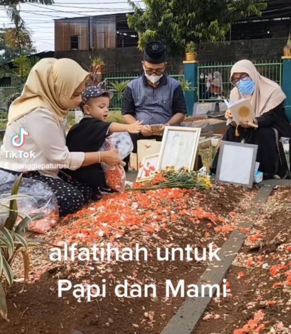IMG 1293 Video Gala Sky ziarah ke makam orangtuanya. (foto: TikTok)