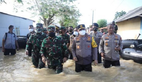 Dudung Pangdam Jaya Mayjen TNI Dudung Abdurachman bersama Kapolda Metro Jaya Irjen Pol Fadil Imran mengecek titik banjir di Kabupaten Bekasi akibat tanggul Sungai Citarum jebol, Minggu (21/2/2021). (Foto ist)