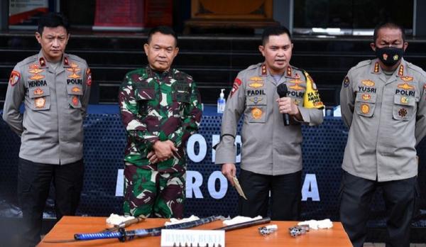 Dudung Fadil Pangdam Jaya Mayjen TNI Dudung Abdurachman bersama Kapolda Metro Jaya Irjen Pol Fadil Imran di Mapolda Metro Jaya. (Foto Antara).