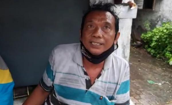 korban penusukan kebon jeruk Salah satu korban bernama Dedi menceritakan penusukan yang dialaminya di Jalan Salam Raya Ujung RT10/03, Kelurahan Sukabumi Utara, Kecamatan Kebon Jeruk, Jakarta Barat, Selasa (8/2/2022). (Foto: MPI/Irfan Ma`ruf)