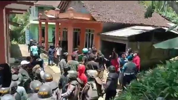 Suasana saat pengukuran lahan di Desa Wadas, Kabupaten Purworejo, Selasa (8/2/2022). Foto: iNews/Joe Hartoyo.