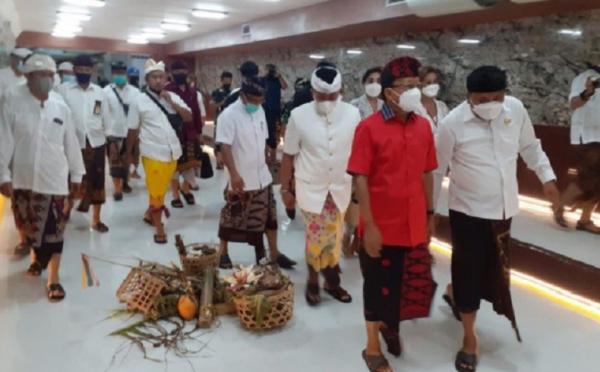 Gubernur Bali Wayan Koster kerap memakai baju adat dalam kegiatan sehari-hari. (ANTARA)
