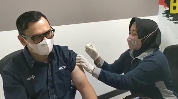 vaksin mnc Kepala Biro MNC Jatim Ahmad Wilianto saat vaksin booster, Jumat (11/2/2022). (Foto: iNews.id/Pramono Putra)