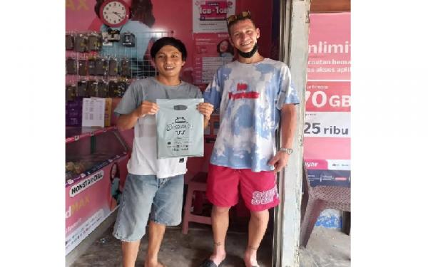 Pembalap Fabio Quartararo (kanan) saat membeli pulsa (Foto: Instagram/@moonstar.cell)