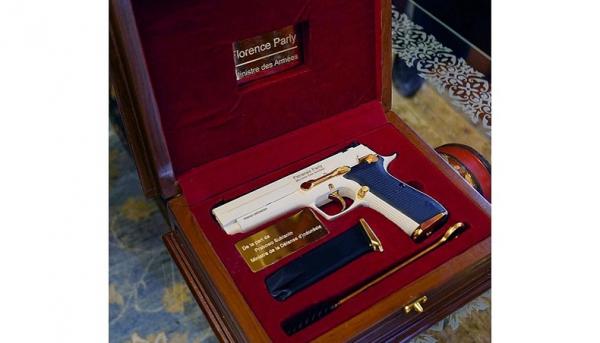 Prabowo Subianto Menhan Prabowo Subianto hadiahkan pistol emas buatan Pindad untuk Menteri Angkatan Bersenjata Prancis, Florence Parly. (Foto Kemhan).