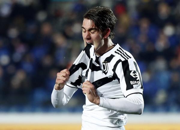Bomber Juventus, Dusan Vlahovic Bomber Juventus, Dusan Vlahovic tampak kesal karena kesulitan membobol gawang Atalanta dalam laga Liga Italia 2012/2022 di Stadion Gewiss, Senin (14/2/2022). (Foto: REUTERS/Alessandro Garofalo)