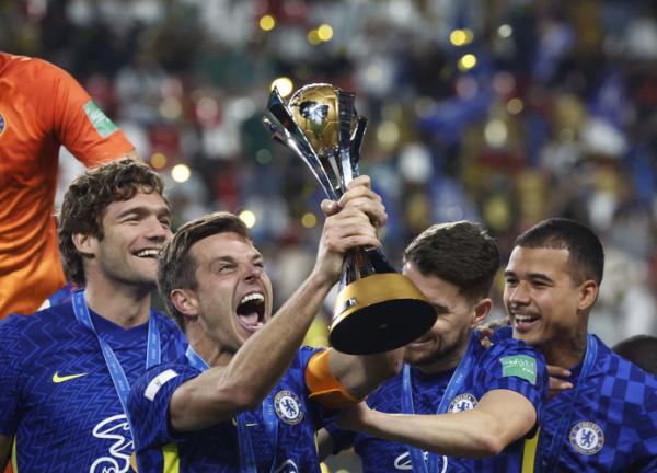 Kapten Chelsea, Cesar Azpilicueta mengangkat trofi Piala Dunia Antarklub seusai mengalahkan Palmeiras di Stadion Mohammed Bin Zayed, Abu Dhabi, Minggu (13/2/2022). (Foto: REUTERS/Matthew Childs)