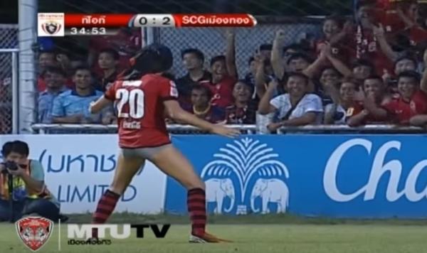 Mario Grujovski Mario Grujovski melakukan selebrasi buka celana saat berlaga di Liga Thailand. (Foto: Youtube)