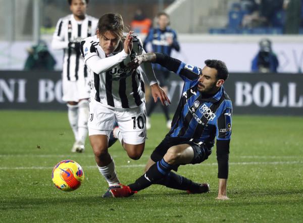Paulo Dybala berusaha menghindari tekel bek Atalanta, Davide Zappacosta dalam laga Liga Italia 2021/2022 di Stadion Atleti Azzurri, Senin (14/2/2022). (Foto: REUTERS/Alessandro Garofalo)