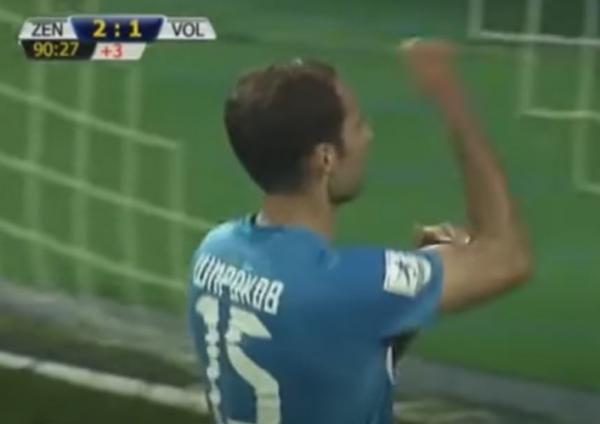 Roman Shirokov Roman Shirokov mengeluarkan gesture bras d`honneur untuk menantang fans lawan. (Foto: Youtube)