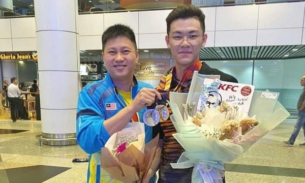 Indra Wijaya Indra Wijaya bersama Lee Zii Jia (foto: Instagram/@indrawijayaofficial).