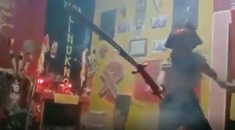 Senjata tradisional Mandau bisa terbang dipegang pria Dayak. (Foto: Instagram/@fakta.indo)