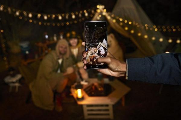 Samsung Galaxy S22 Ultra 5G potret di malam hari Samsung Galaxy S22 Ultra 5G. (Foto: dok Samsung)