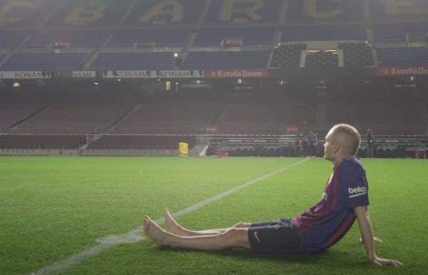 Andres Iniesta melakukan ritual pamit kepada Barcelona di Stadion Camp Nou. (Foto: Youtube/FC Barcelona)