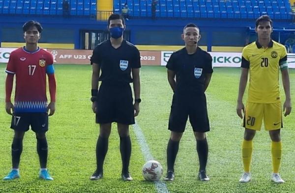 Laos menghadapi Malaysia dalam laga Grup B Piala AFF U-23 2022 di Stadion Prince, Phnom Penh, Jumat (18/2/2022). (Foto: Twitter/@AFFPresse)