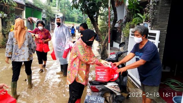 Mensos Risma juga turun ke lokasi banjir di kawasan Villa Nusa Indah 2, Bojongkulur, Bekasi, kemarin. (Foto: Istimewa)