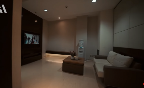 2022 02 20 24 Intip kamar mewah persalinan Aurel Hermansyah. (foto: YouTube)