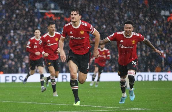 Kapten Manchester United, Harry Maguire (5) merayakan gol ke gawang Leeds United dalam laga Liga Inggris 2021/2022 di Stadion Ellan Road, Minggu (20/2/2022). (Foto: REUTERS/Russell Cheyne)