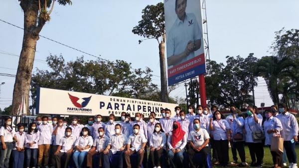 Perindo tapanuli utara Foto bersama usai penyerahan Surat Keputusan (SK) DPP Perindo untuk Kepengurusan DPD Perindo Taput di Kantor DPW Perindo Sumut, Jalan Cut Nyak Dhien, Kota Medan, Sabtu (19/2/2022). (Foto: ist)