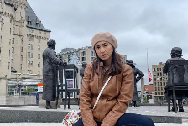 Artis Indonesia yang menikah dengan bule mualaf, Cut Memey. (Foto: IG)