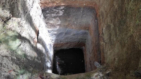 Lubang bekas tambang timah ilegal di Bukit Menumbi Lubang bekas tambang timah ilegal yang ditemukan petugas di kawasan Tahura Bukit Menumbing, Selasa (22/2/2022). (Foto: iNews.id/Rizki Ramadhani)