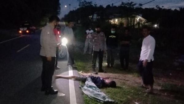 Pria Tewas Bangka Tengah Penemuan mayat korban di pinggir jalan Desa Cambai Selatan, Bangka Tengah, Selasa (22/2). (Foto: Ist).