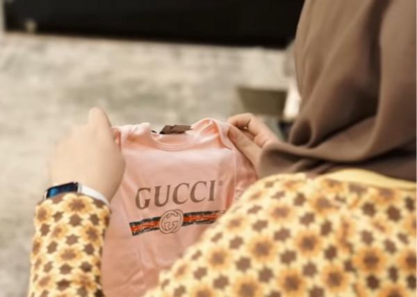 Gift set Gucci Gift set Gucci untuk Baby A. (Foto: YouTube)