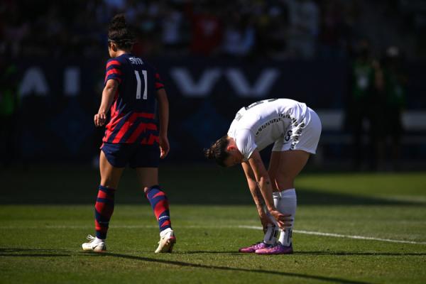Bek Timnas Putri Selandia Baru, Meikayla Moore tampak lesu seusai mencetak gol bunuh diri saat melawan Amerika Serikat dalam ajang SheBelieves Cup 2022 di Stadion Dignity Health, Minggu (21/2/2022). (Foto: REUTERS/USA TODAY Sports/Orlando Ramirez)