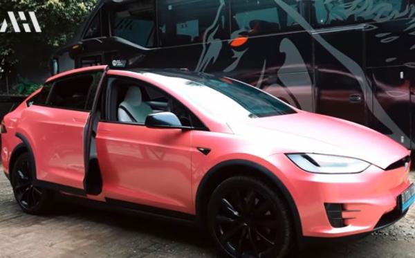Mobil tesla atta h Kado mobil tesla warna pink dari Atta Halilintar. (Foto: YouTube)