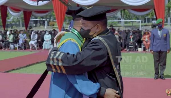 ksad dudung 2 KSAD Jenderal Dudung Abdurachman meneteskan air mata dan memeluk Sertu Lugas di acara wisuda mahasiswa Politeknik Angkatan Darat. (Foto Youtube TNI AD).
