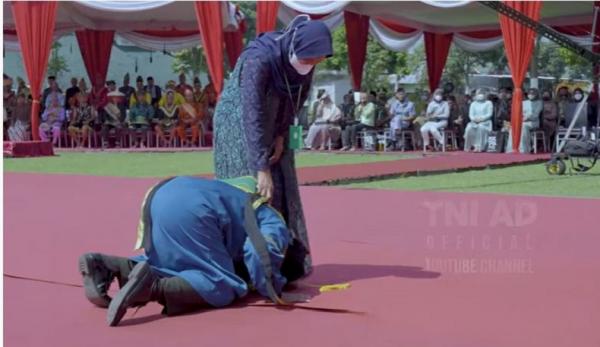 Pedagang Lugas Sertu Lugas mencium kaki ibunya di acara wisuda Politeknik Angkatan Darat (Poltekad) Kodiklatad, Malang. (Foto akun Youtube TNI AD).