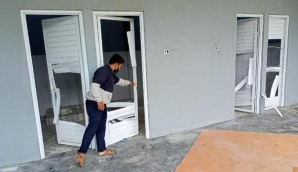 Perusakan Pantai Kelisut 1 Fasilitas objek wisata Pantai Kelisut Toboali, Bangka Selatan dirusak. (Foto: iNews/Wiwin Suseno).