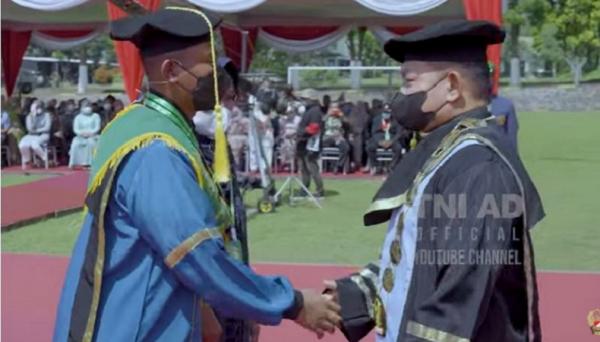 Sertu Lugas Sertu Lugas memimpin wisuda mahasiswa Politeknik Angkatan Darat (Poltekad) Kodiklatad, (Foto Youtube TNI AD).