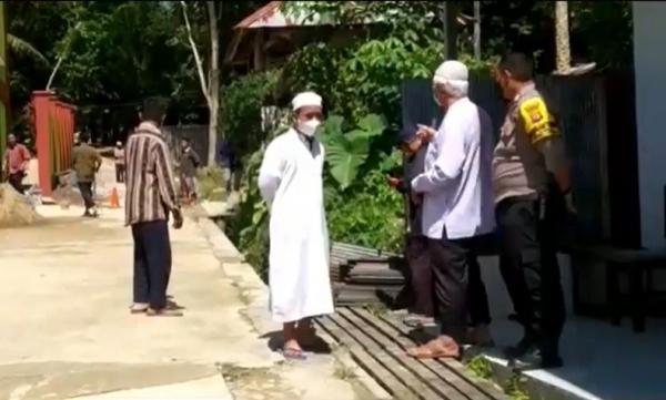 Uztaz Samarinda Dikeroyok2 Ustaz Pondok Pesantren Al Madinah Samarinda tewas dikeroyok santri. (Foto: iNews/Maskardiansyah).