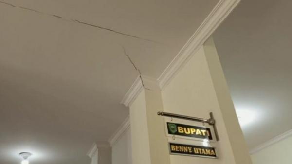 Kantor Bupati Pasaman Wahyu Kantor Bupati Pasaman, Sumatera Barat mengalami retak dan kerusakan akibat gempa bumi yang mengguncang Pasaman Barat. (Wahyu Sikumbang/MNC Portal)