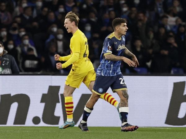 Barcelona melenggang ke babak 16 besar Liga Europa 2021/2022 usai mengalahkan Napoli 4-2. Hasil ini membuat Barcelona unggul agregrat 5-3. (foto: REUTERS/Ciro De Luca).