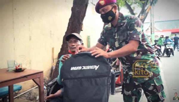 Pengamen penyandang disabilitas dibelikan gitar oleh istri Panglima TNI. (Foto Youtube Jenderal TNI Andika Perkasa).
