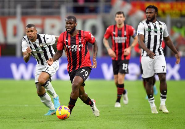 Gelandang AC Milan, Franck Kessie Gelandang AC Milan, Franck Kessie (79) beraksi saat melawan Udinese pada laga Liga Italia 2021/2022 di Stadion San Siro, Milan, Sabtu (26/2/2022). (Foto: REUTERS/Daniele Mascolo)