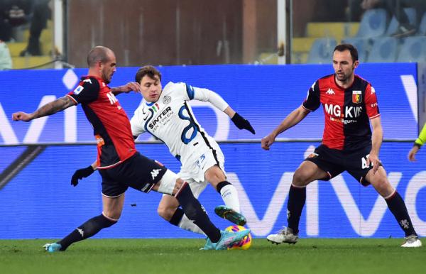 Gelandang Inter Milan, Nicolo Barella (tengah) dijaga ketat pemain Genoa, Stefano Sturaro dalam laga Liga Italia 2021/2022 di Stadion Luigi Ferraris, Sabtu (26/2/2022). (Foto: REUTERS/Massimo Pinca)