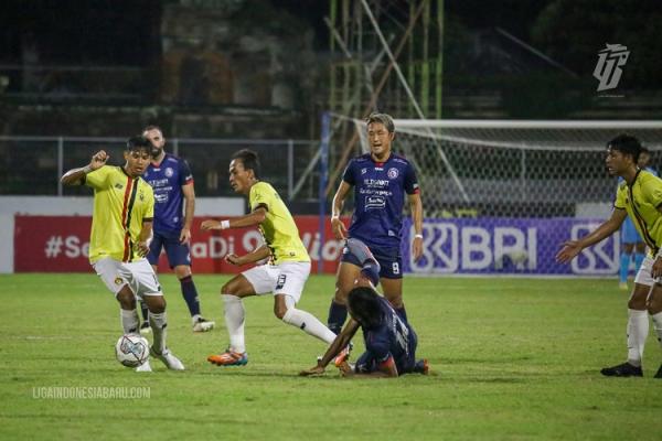 Hasil itu membuat Arema gagal mengkudeta Bali United. Arema tertahan di peringkat 2 klasemen dengan koleksi 55 poin. (foto: Media LIB).